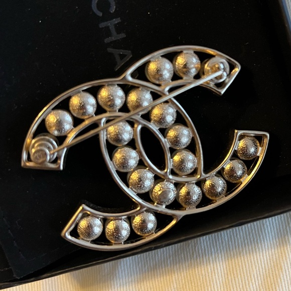 Authentic Chanel Pearl Broach in Champagne Metal - Picture 4 of 8